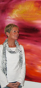 Barbara Zieger vor dem Bild 'Lebensfeuer'